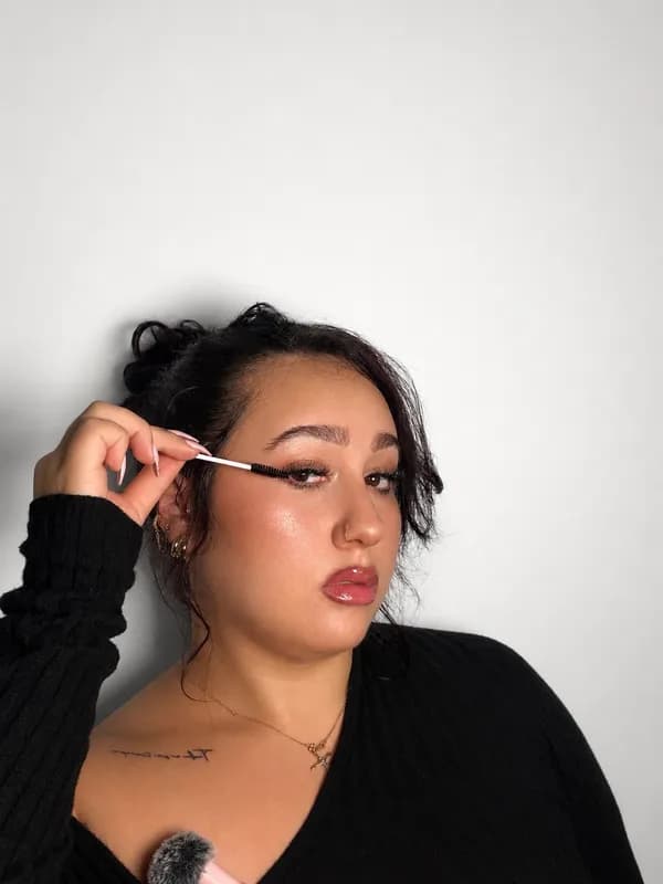 Anna brushing through freshly separated lashes with a spoolie